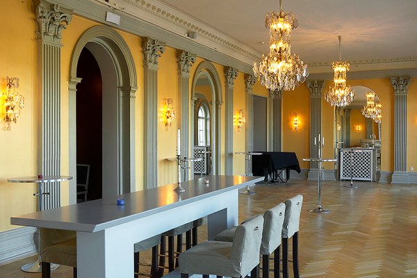 Vi erbjuder akustikputs, takläggning, betongsanering och inglasningar. Här ser du vårt tidigare arbete på Kristallsalongen stora teatern Göteborg.